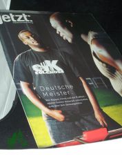 Nr. 33, Deutsche Meister, Der Rapper Afrob und der Fussballspieler Gerald Asamoah unterhalten sich ber ihre Heimatgefhle