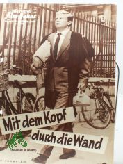Nr. 4608, mit dem Kopf durch die Wand