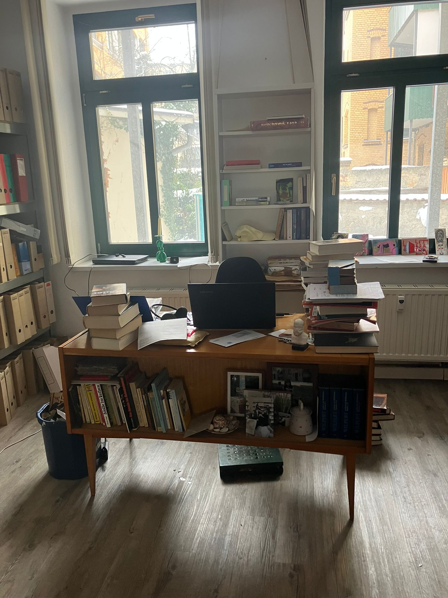 Über diesen Schreibtisch gehen alle Bücher und Zeitschriften, die wir im Angebot haben