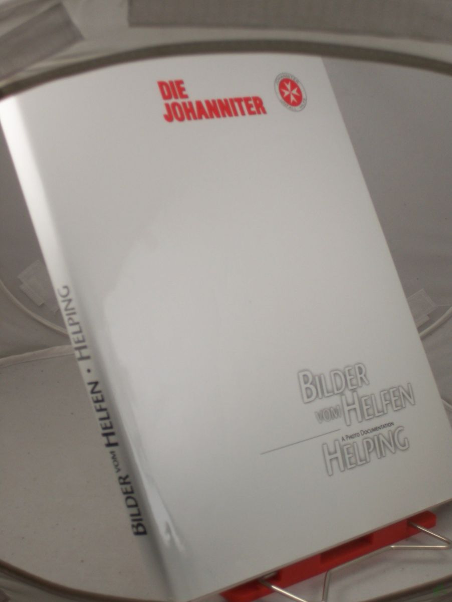 Artikelbild 1 des Artikels “Bilder vom Helfen = Helping - a photo documentation : 1999 - im Jahre der 900-Jahrfeier des Johanniterordens / Die Johanniter. Hrsg.: Die Johanniter, der Bundesvorstand der Joha!nniter-Unfall-Hilfe e.V. Fotos: Stefan Trappe. Konzeption und “