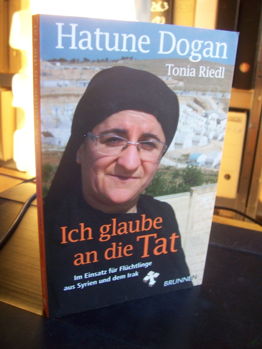 Artikelbild 1 des Artikels “Ich glaube an die Tat : im Einsatz für Flüchtlinge aus Syrien und dem Irak / Hatune Dogan ; Tonia Riedl “