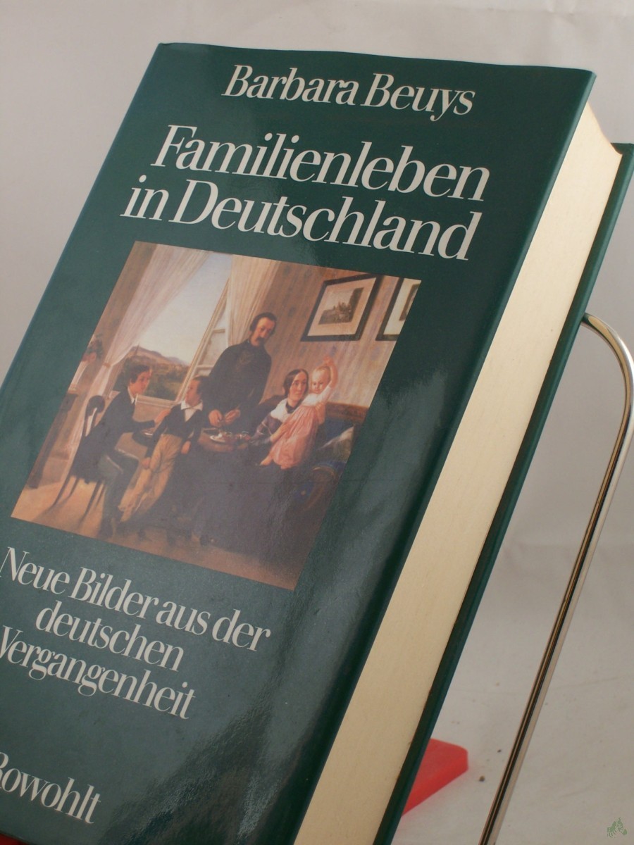 Artikelbild 1 des Artikels “Familienleben in Deutschland : neue Bilder aus d. dt. Vergangenheit / Barbara Beuys “
