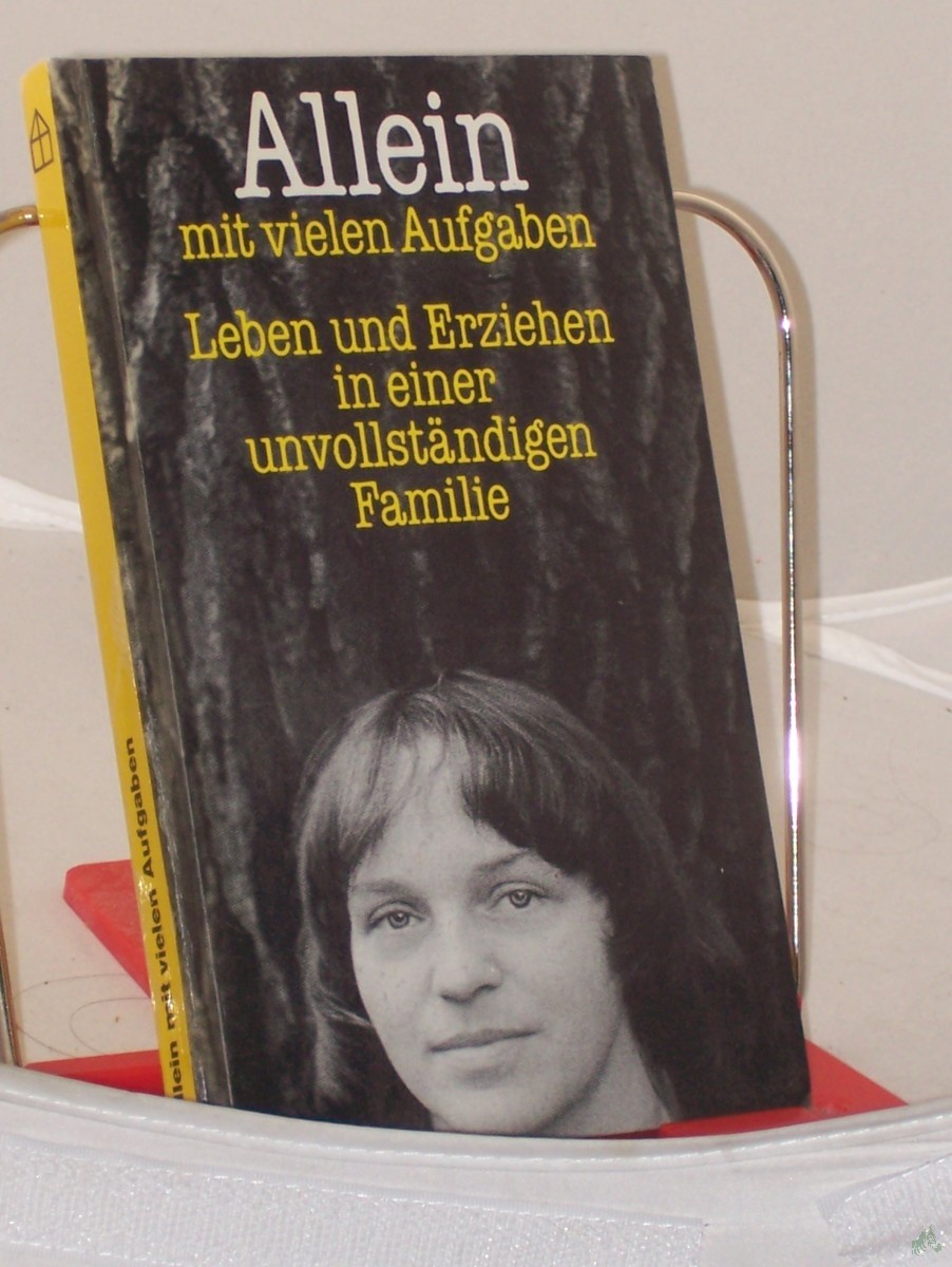 Artikelbild 1 des Artikels “Allein mit vielen Aufgaben : Leben u. Erziehen in e. unvollständigen Familie / in Auftr. d. Arbeitsgemeinschaft d. Seelsorgeämter hrsg. von Hans Donat. Das Buch entstand unter Mitarb. von Armin Bernhard... “