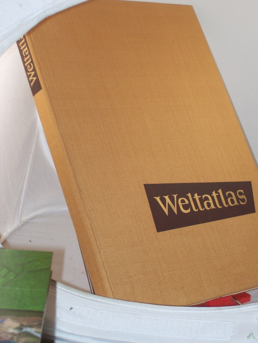 Product image 1 of the product “Weltatlas : Die Staaten d. Erde u. ihre Wirtschaft / Gemeinschaftsarb.... unter Ltg. von Edgar Lehmann ”