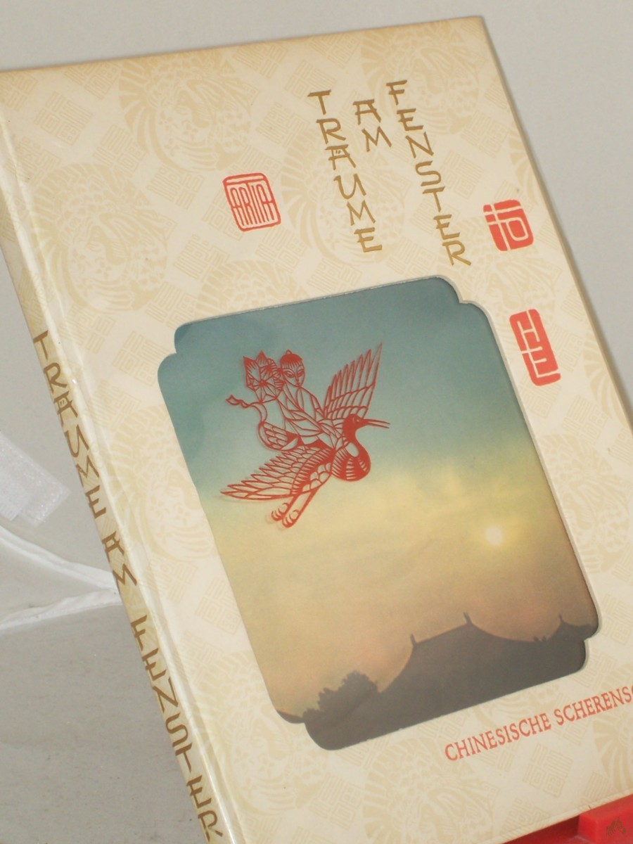 Artikelbild 1 des Artikels “Träume am Fenster : Chines. Scherenschnitte / Aufn. u. Buchgestaltung: W. u. B. Forman. Text von J. Hejzlar. Dt. von Pavel Redlich “