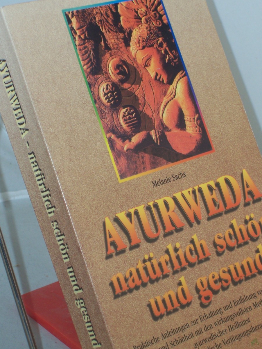 Artikelbild 1 des Artikels “Ayurweda - natürlich schön und gesund : praktische Anleitungen und Entfaltung von Gesundheit und Schönheit mit den wirkungsvollsten Methoden ayurwedischer Heilkunst ; die ayurwedische Verjüngungstherapie / Melanie Sachs. Zeichn.: Morag Char “