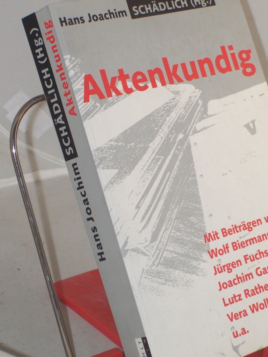 Product image 1 of the product “Aktenkundig / Hans Joachim Schädlich (Hg.). Mit Beitr. von Wolf Biermann... ”