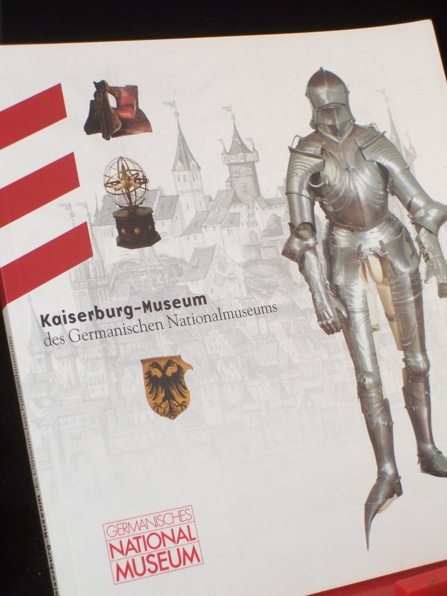 Artikelbild 1 des Artikels “Führer durch die Schausammlung / Kaiserburg-Museum des Germanischen Nationalmuseums / Germanisches Nationalmuseum, Nürnberg. Johannes Willers. Mit Beitr. von Manfred Nawroth (Das Reitzubehör) und G. Ulrich Großmann (Die Kaiserburg) “