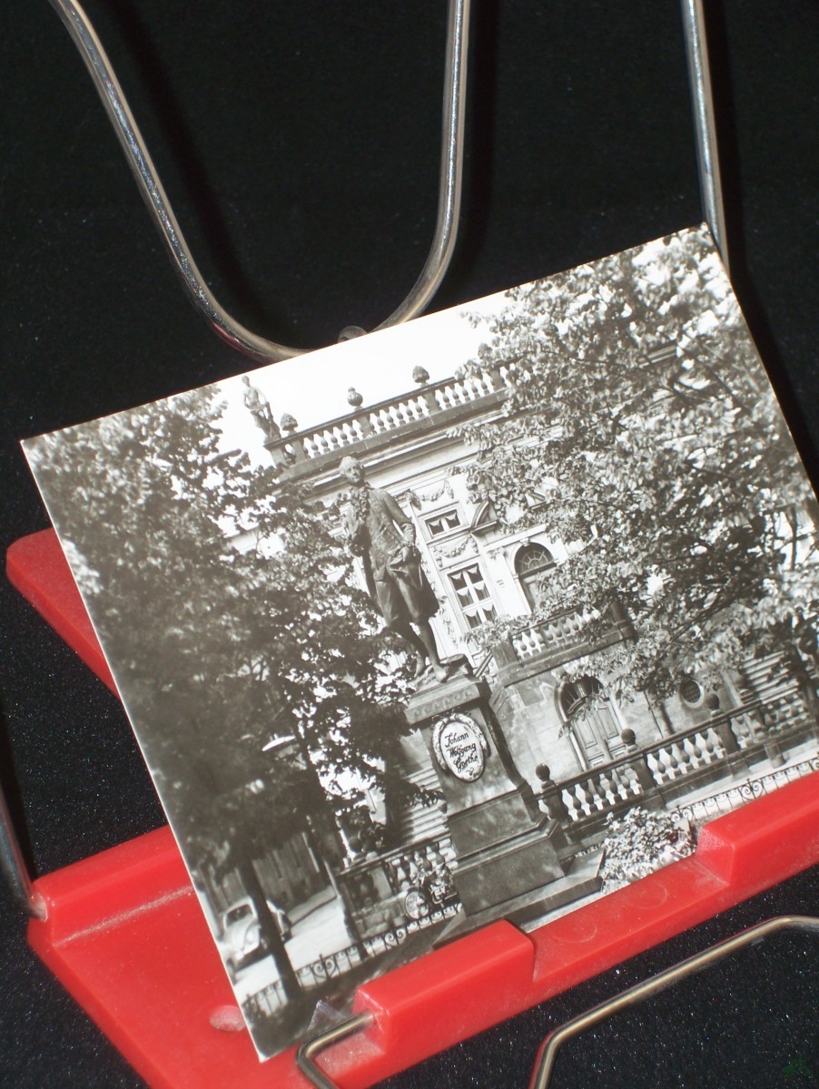 Product image 1 of the product “Messestadt Leipzig, Goethe Denkmal vor der alten Handelsbörse, Foto Kühn ”