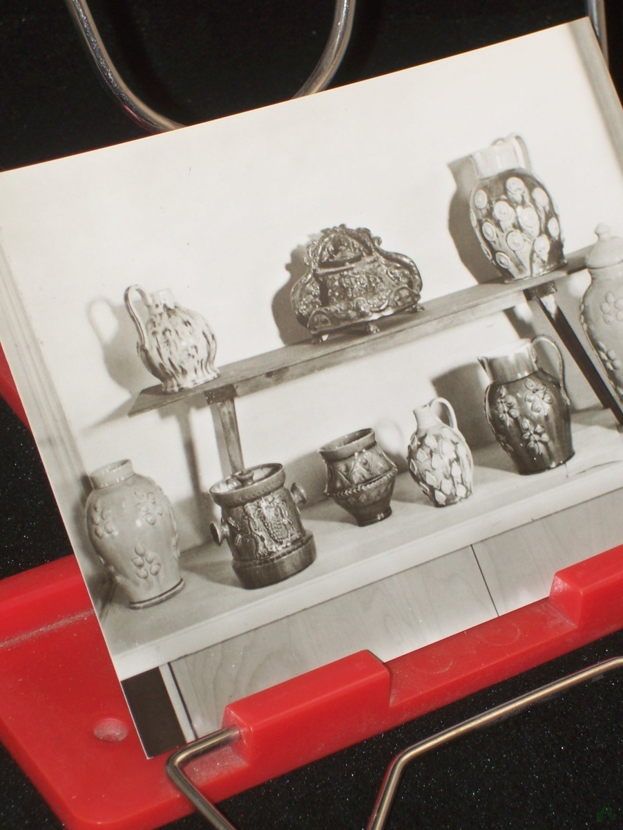 Product image 1 of the product “Kohren-Salis, Kreis Geithain, Töpfermuseum, Vitrine mit Auflegearbeiten des vorigen Jh. ”