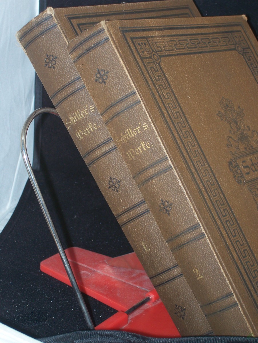 Product image 1 of the product “Schiller, Friedrich: Sämtliche Werke Band 1 und 2, marmorierter Schnitt, schwarzgeprägt, golgeprägter Titel auf dem Rücken ”