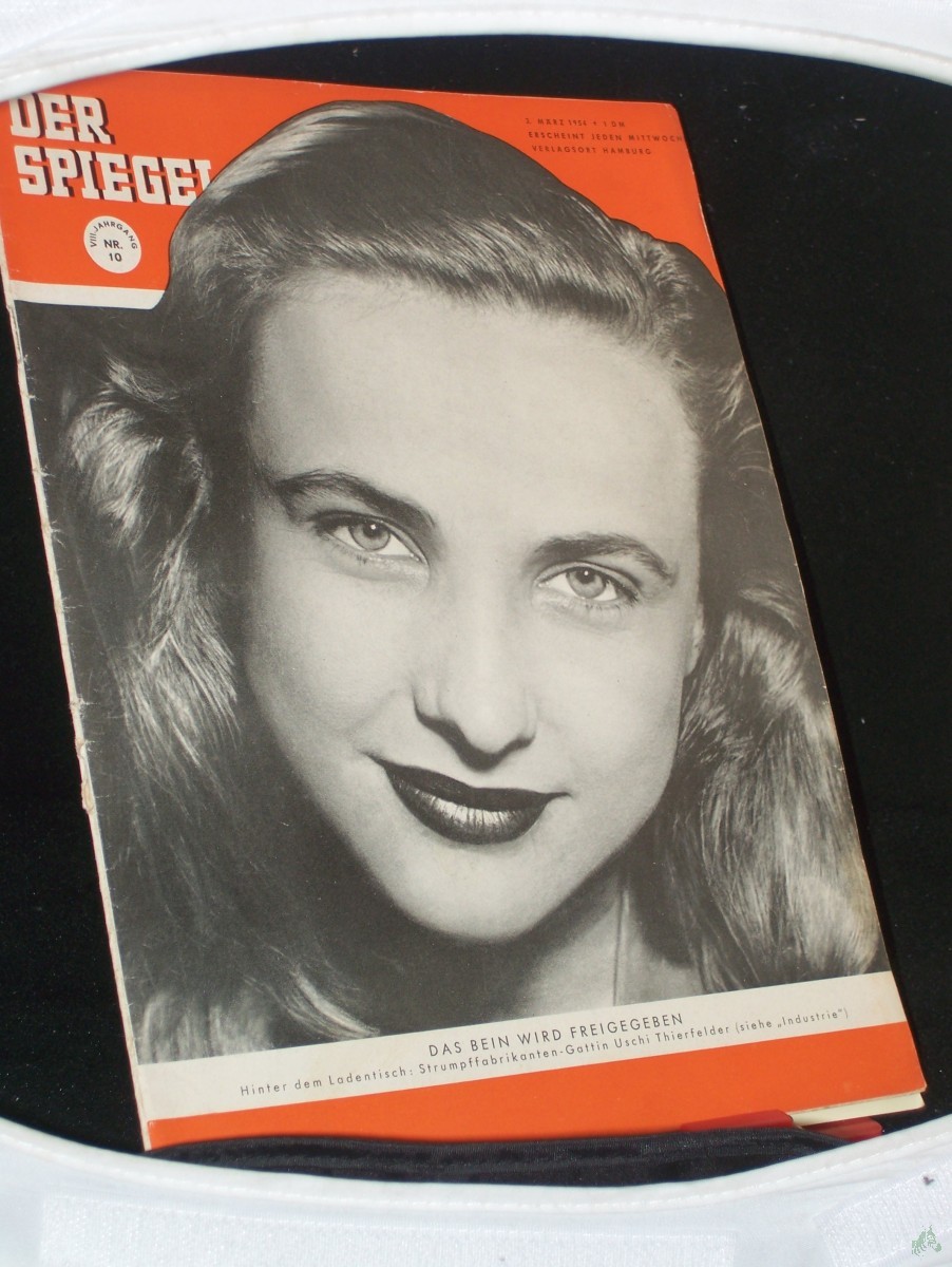Product image 1 of the product “10/1954, DAS BEIN WIRD FREIGEGEBEN HINTER DEM LADENTISCH STRUMPFFABRIKANTEN GATTIN USCHI THIERFELDER ”