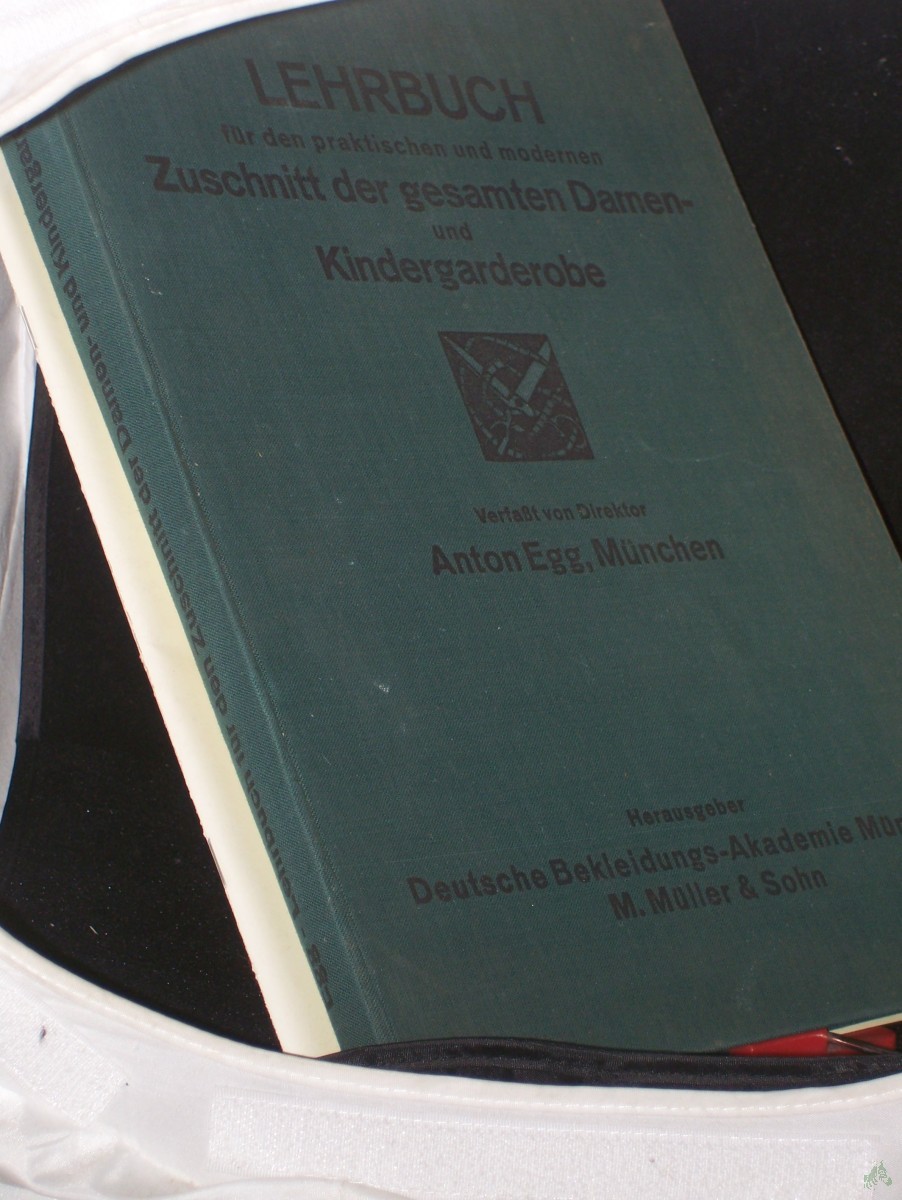 Product image 1 of the product “Lehrbuch für den praktischen und modernen Zuschnitt der gesamten Damen- und Kindergarderobe : Als Leitf. ausgearb. f. d. Schule sowie zum Selbstunterricht ; Nachschlagewerk f. Fachvereine, Korporationen, Verbände usw. / A. Egg ”