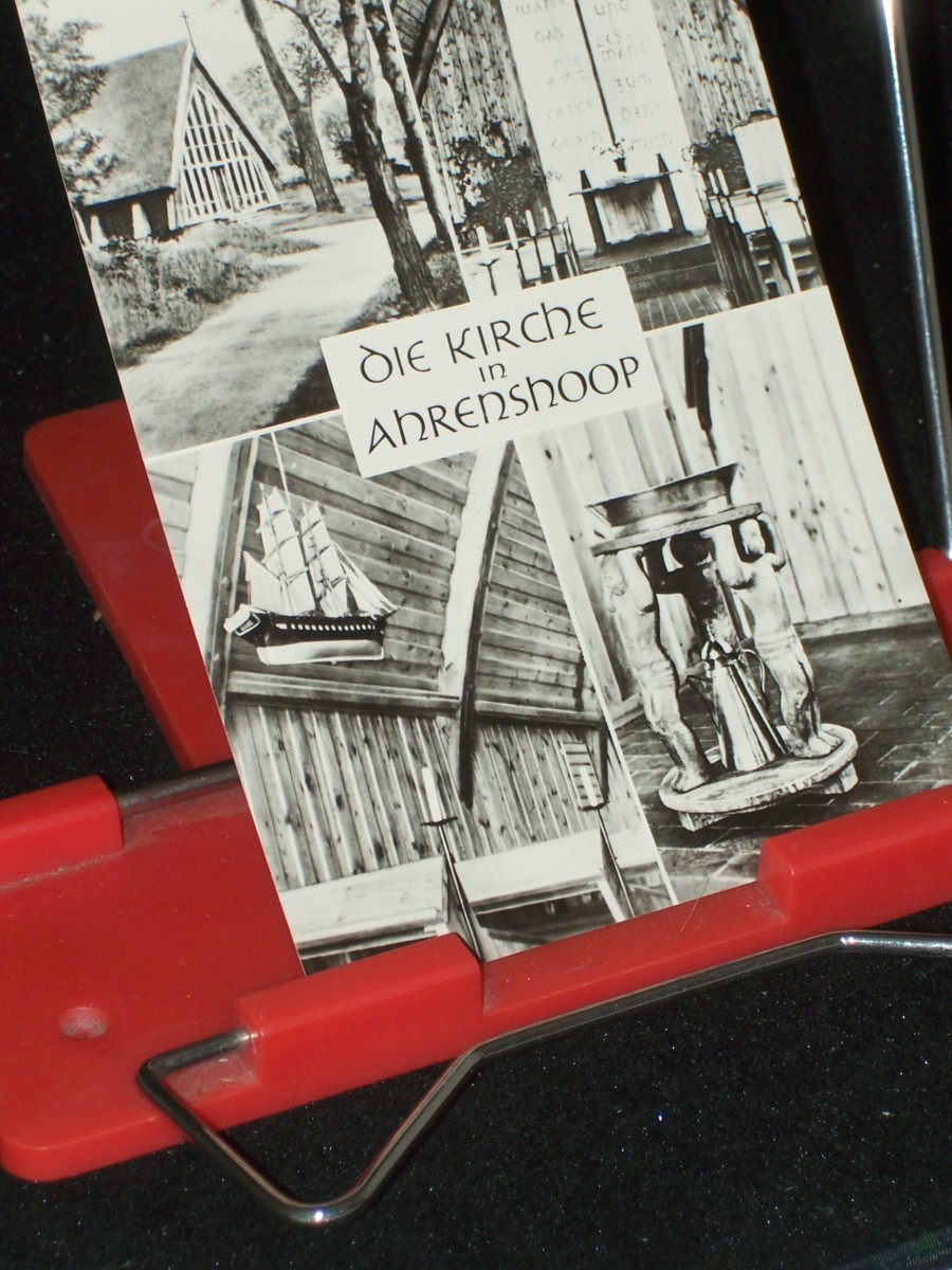 Artikelbild 1 des Artikels “Die Kirche in AHRENSHOOP, erbaut 1951, Altarwand Inneraum und Taufbecken, Handschnitzung und Gestaltung, Doris Oberländer Seeberg, Alte Fischländer BriggFoto: Fritz Wegscheider “