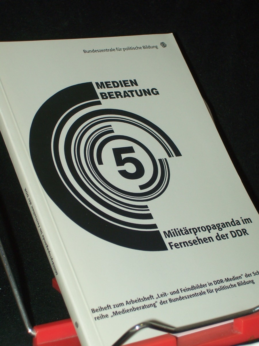 Product image 1 of the product “Leit- und Feindbilder in DDR-Medien Teil: Beih., Militärpropaganda im Fernsehen der DDR : dargestellt anhand einiger vom Gesamtdeutschen Institut mitgeschnittener Sendungen und erarbeiteter Begleitmaterialien ”