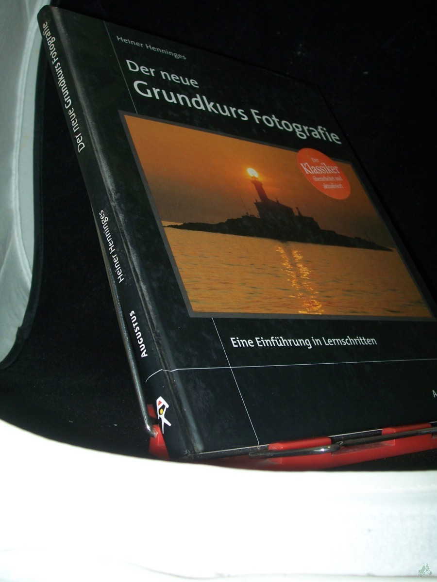 Artikelbild 1 des Artikels “Der neue Grundkurs Fotografie : [die bewährte Einführung zu Kameras, Objektiven und Filmen, Aufnahmepraxis, Filtern und Zubehör, Themen, Motiven und Bildgestaltung] / Heiner Henninges “