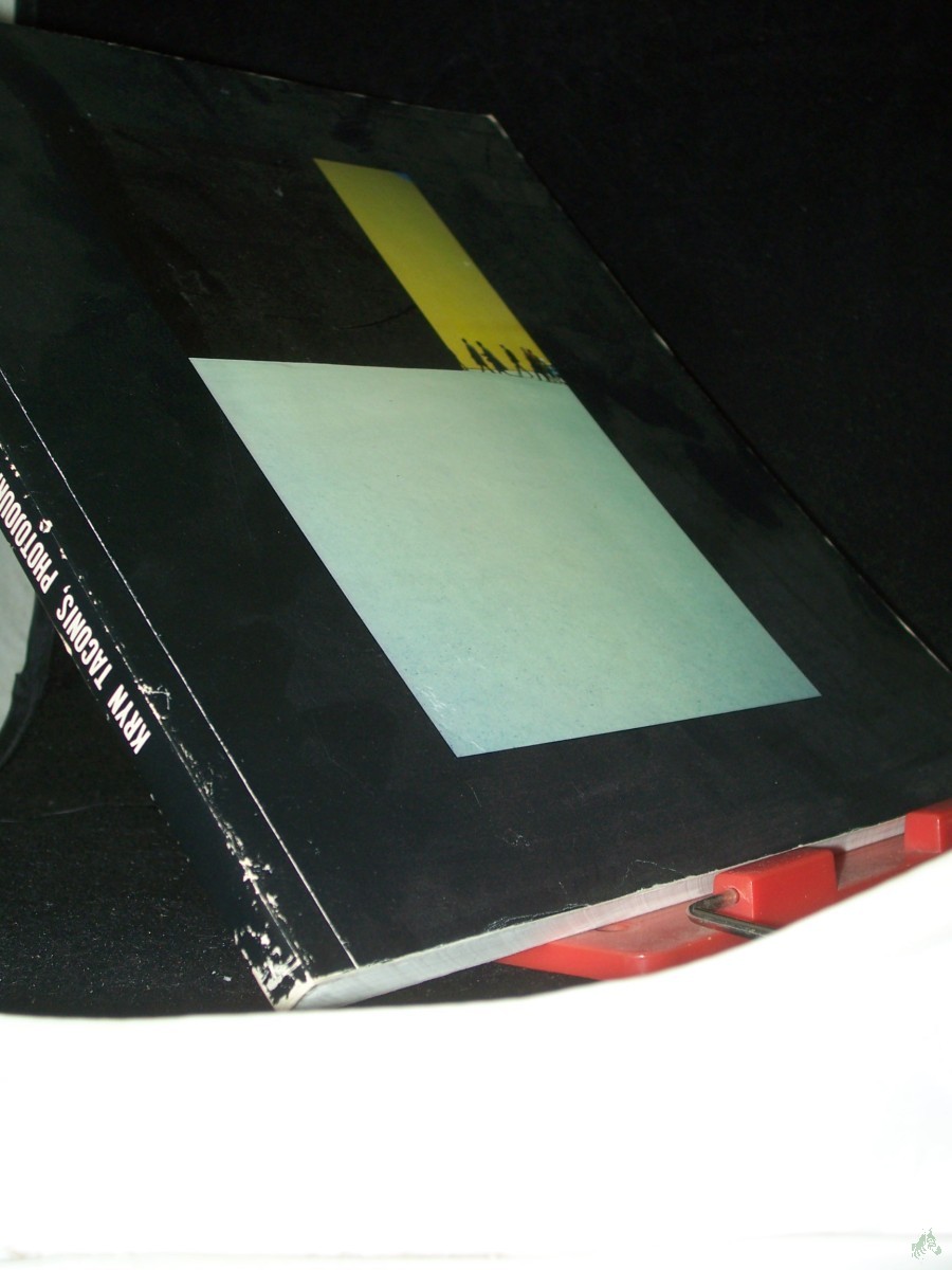 Product image 1 of the product “Kryn Taconis - Photojournalist ”