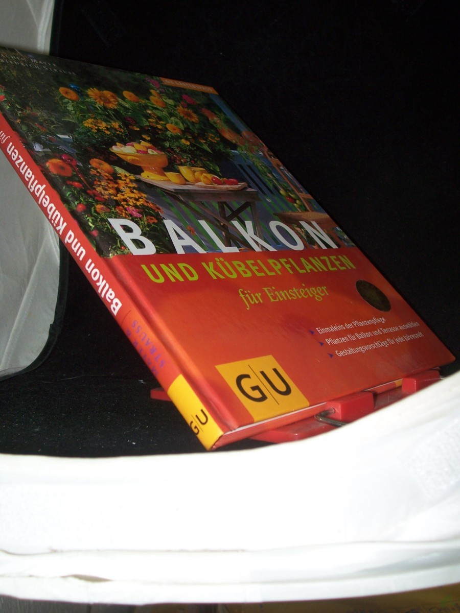 Product image 1 of the product “Balkon- und Kübelpflanzen für Einsteiger : Einmaleins der Pflanzenpflege ; Pflanzen für Balkon und Terasse auswählen ; Gestaltungsvorschläge für jede Jahreszeit / Joachim Mayer. Fotogr. von Friedrich Strauß. Ill. von Renate Holzner. [Red.: ”