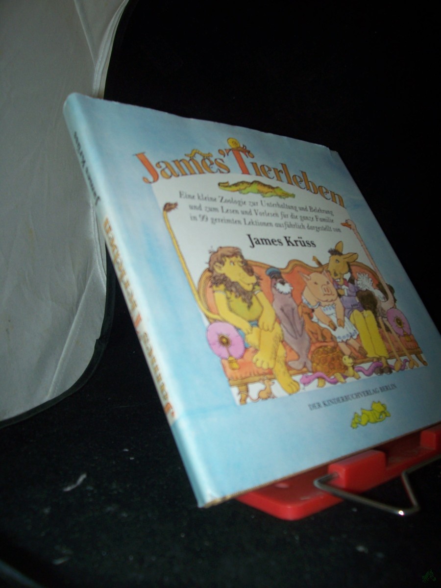 Artikelbild 1 des Artikels “James' Tierleben : e. kleine Zoologie zur Unterhaltung u. Belehrung u. zum Lesen u. Vorlesen für d. ganze Familie in 99 gereimten Lektionen / ausführl. dargest. von James Krüss. Mit reichen Bildschmuck vers. von Eberhard Binder “