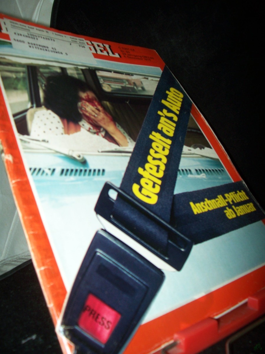 Product image 1 of the product “50/1975 Anschnallpflicht ab Januar ”
