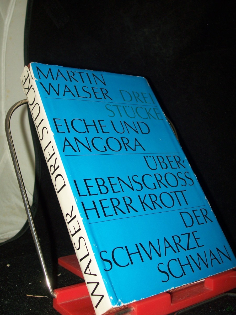 Artikelbild 1 des Artikels “Drei Stücke, Eiche und Angora Überlebensgross Herr Krott / Martin Walser “