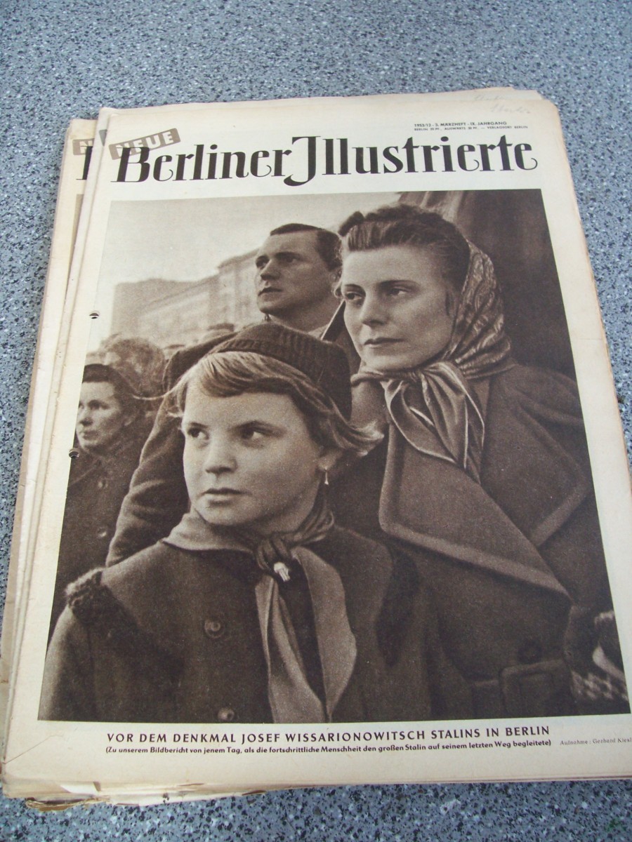 Artikelbild 1 des Artikels “12/1953 VOR DEM DENKMAL STALINS IN BERLIN “