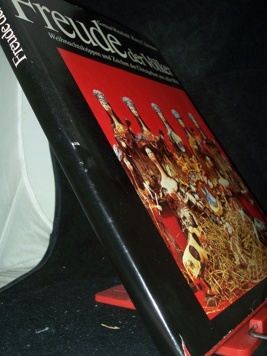 Product image 1 of the product “Freude der Völker : Weihnachtskrippen u. Zeichen d. Christgeburt aus aller Welt / Ausw. u. Text Gertrud Weinhold. Fotos u. Buchgestaltung Harry C. Suchland ”