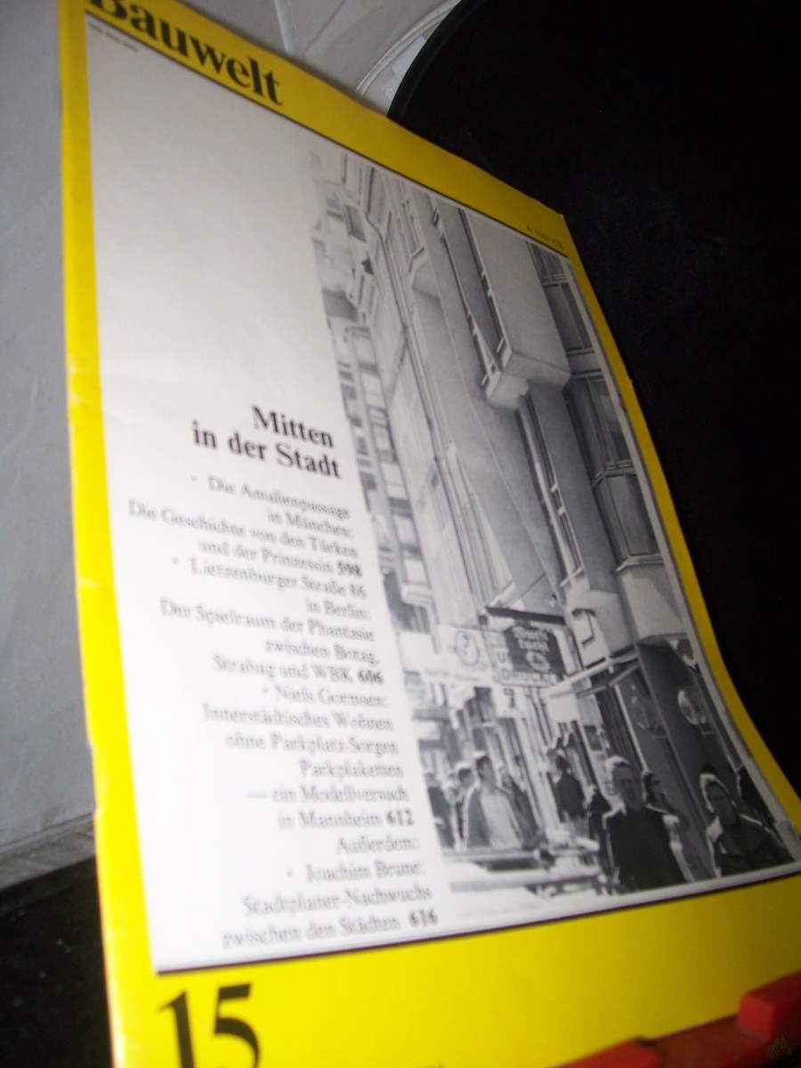 Product image 1 of the product “15/1979 Mitten in der Stadt ”