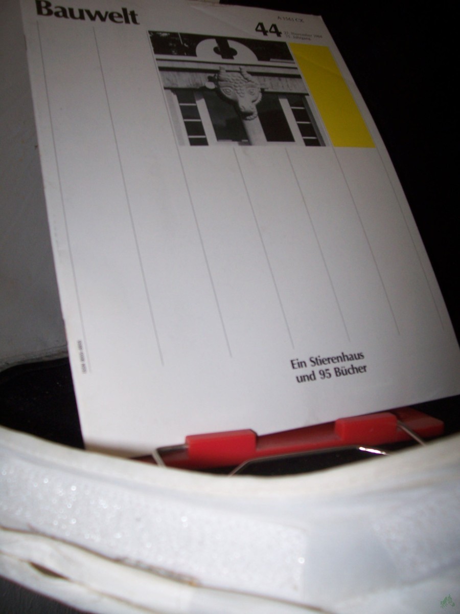 Product image 1 of the product “44/1984 Ein Stierenhaus und 95 Bücher ”