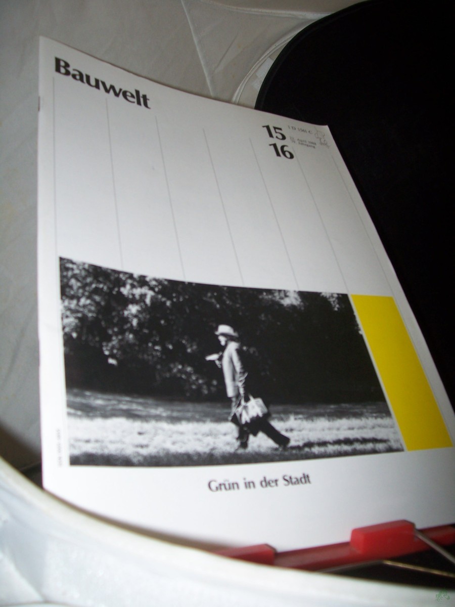 Product image 1 of the product “15/16 1988 grün in der Stadt ”