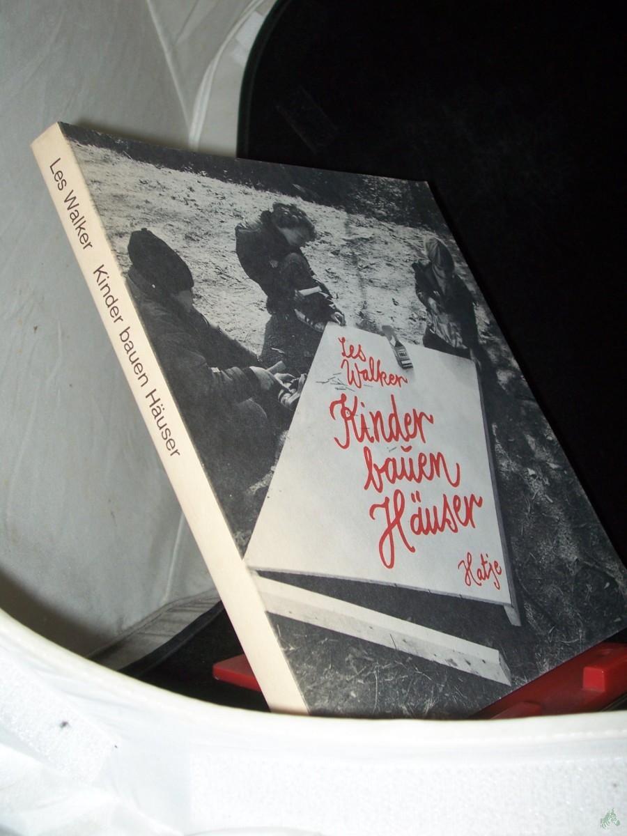 Artikelbild 1 des Artikels “Kinder bauen Häuser / Text, Photos u. Zeichn. von Les Walker. [Übers. ins Dt.: Brigitte Weitbrecht] “