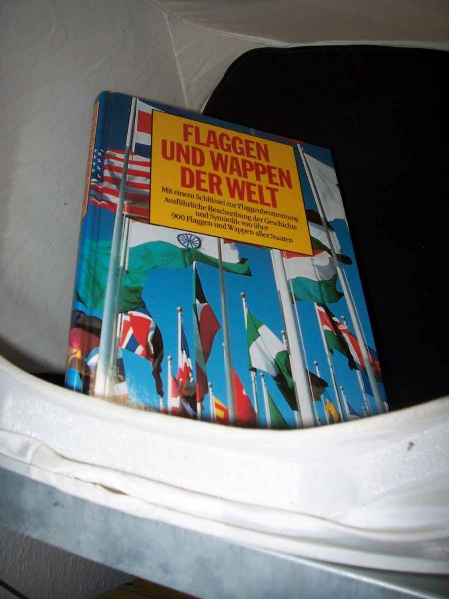 Product image 1 of the product “Flaggen und Wappen der Welt : Geschichte und Symbolik der Flaggen und Wappen aller Staaten ; [mit einem Schlüssel zur Flaggenbestimmung] / Textbeitr. von Karl-Heinz Hesmer. [Red.: Wolf-Eckhard Gudemann (verantw.) ; Inge Weissgerber] ”