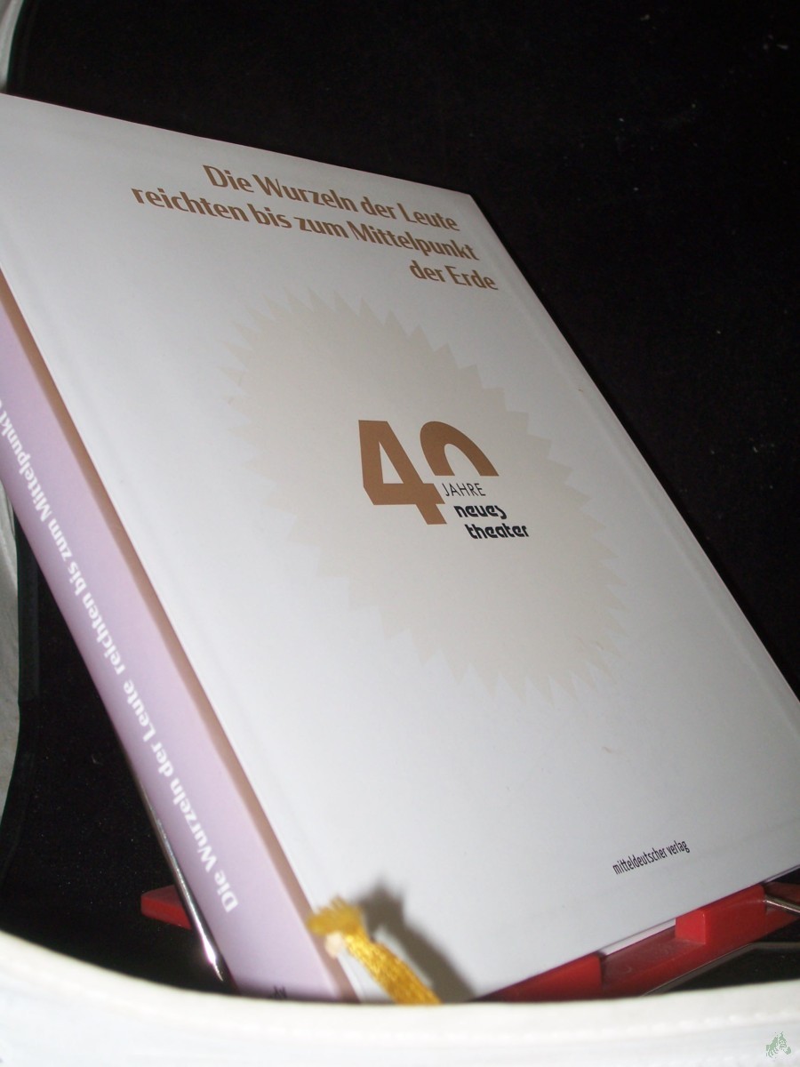 Product image 1 of the product “Die Wurzeln der Leute reichten bis zum Mittelpunkt der Erde : 40 Jahre neues theater / Texte Michael Laages ; Herausgeberin: Theater, Oper und Orchester GmbH Halle ; Redaktionsgremium Bernhild Bense [und 8 weitere] ; Fotografien Katrin Denk ”