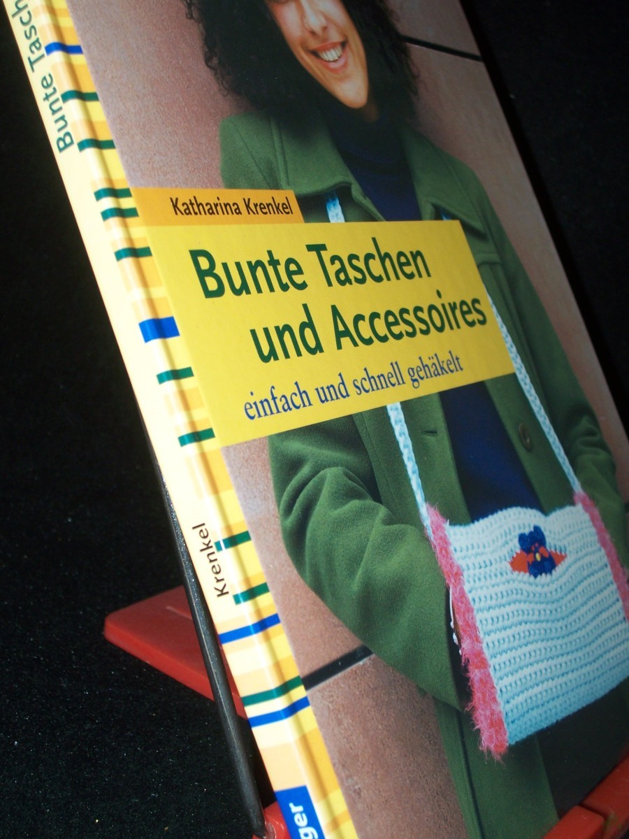 Artikelbild 1 des Artikels “Bunte Taschen und Accessoires : einfach und schnell gehäkelt / Katharina Krenkel. [Fotos: Sabine Münch] “