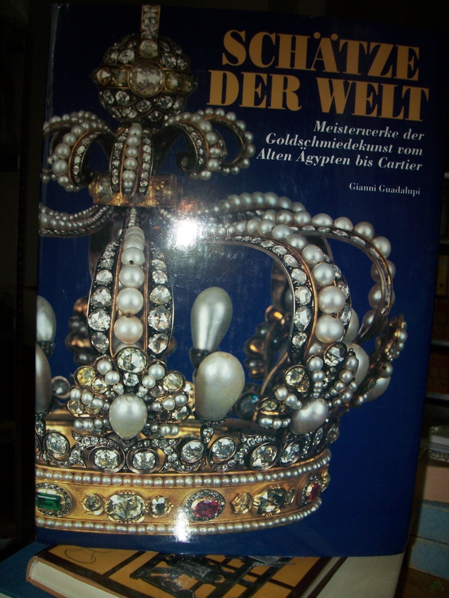 Product image 1 of the product “Schätze der Welt : Meisterwerke der Goldschmiedekunst vom Alten Ägypten bis Cartier / [Hrsg.: Gianni Guadalupi. Übertr. aus dem Ital.: Raffaela Barbin ; Marion Pausch] ”