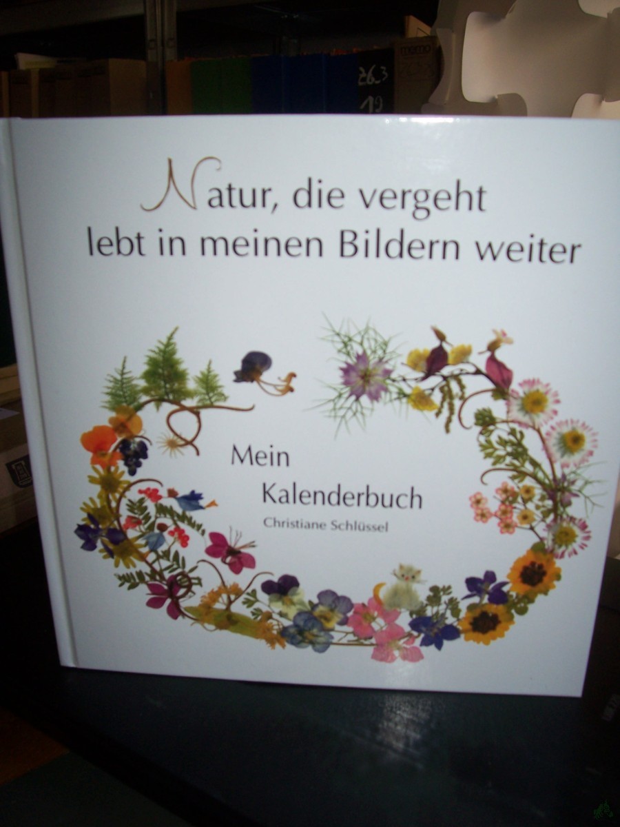 Product image 1 of the product “Natur, die vergeht lebt in meinen Bildern weiter : mein Kalenderbuch : 10 Jahre Blütenkalender aus dem Zipfelhaus - Galerie der schönsten Bilder / Christiane Schlüssel ”