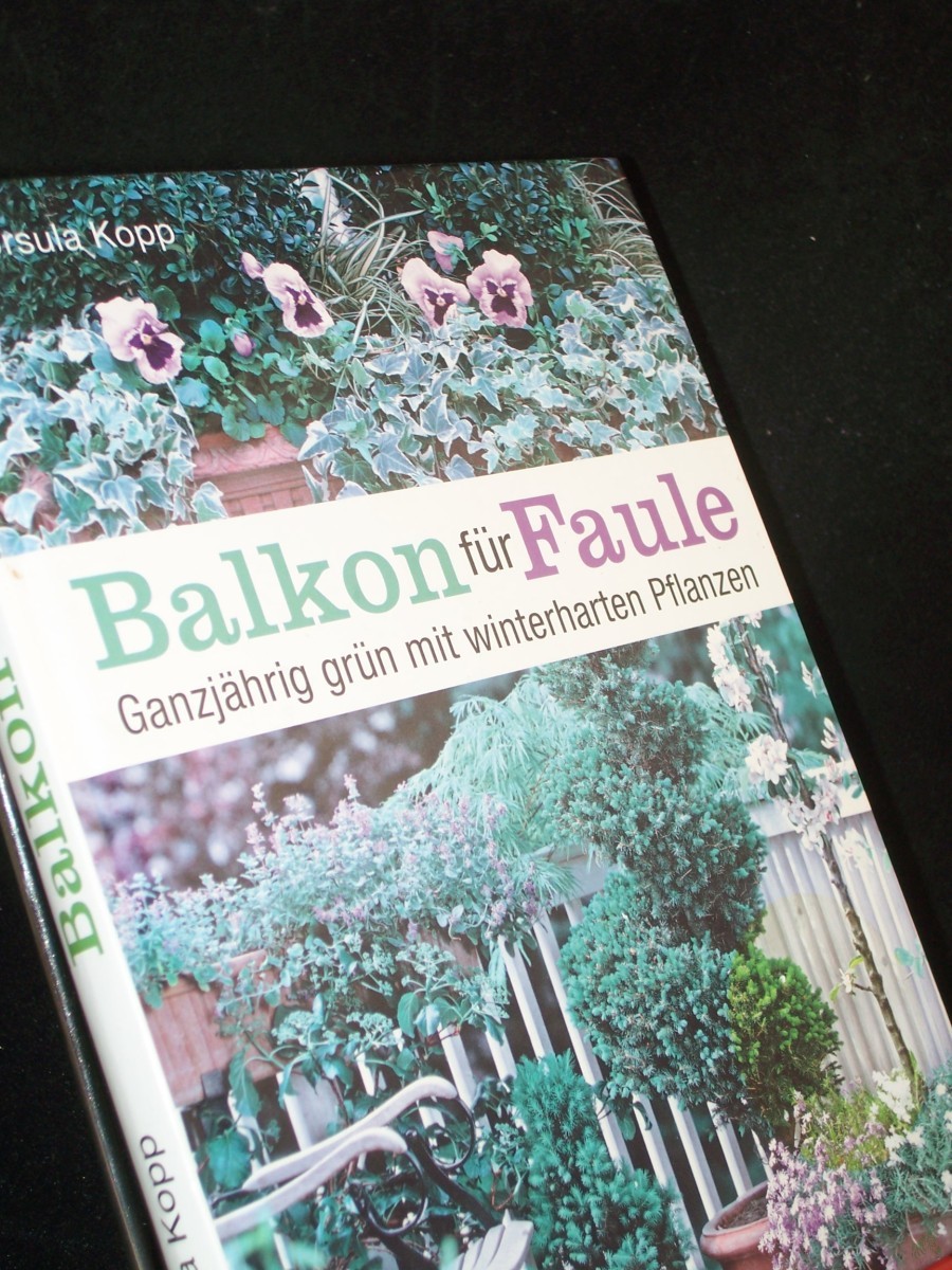 Artikelbild 1 des Artikels “Balkon für Faule : ganzjährig grün mit winterharten Pflanzen / Ursula Kopp “