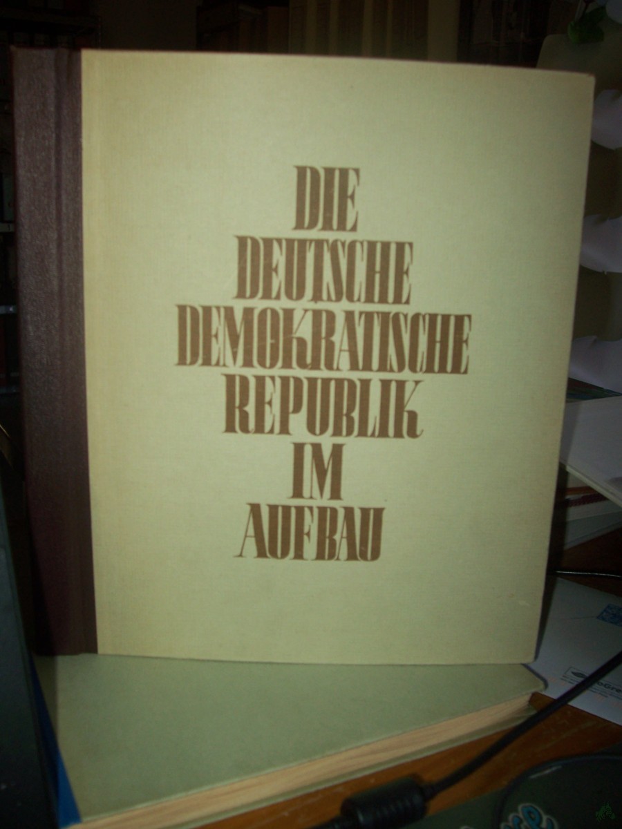 Artikelbild 1 des Artikels “Die Deutsche Demokratische Republik im Aufbau : Vom Bauen u. Schaffen in unserer Republik / [Einl. u. Zwischentexte: Peter Nell. Bildtexte: Karl-Heinz Thiele. Zeichngn: Gerhart Heiß] “