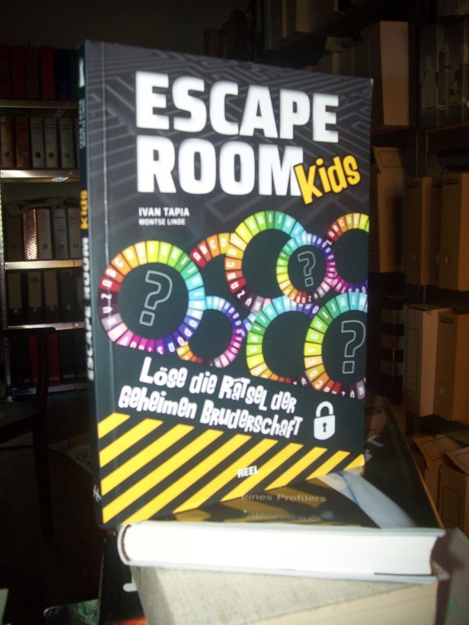 Artikelbild 1 des Artikels “Escape room kids : Löse die Rätsel der geheimen Bruderschaft / Ivan Tapia, Montse Linde ; [Übersetzung aus dem Spanischen: Birgit Irrgang] “