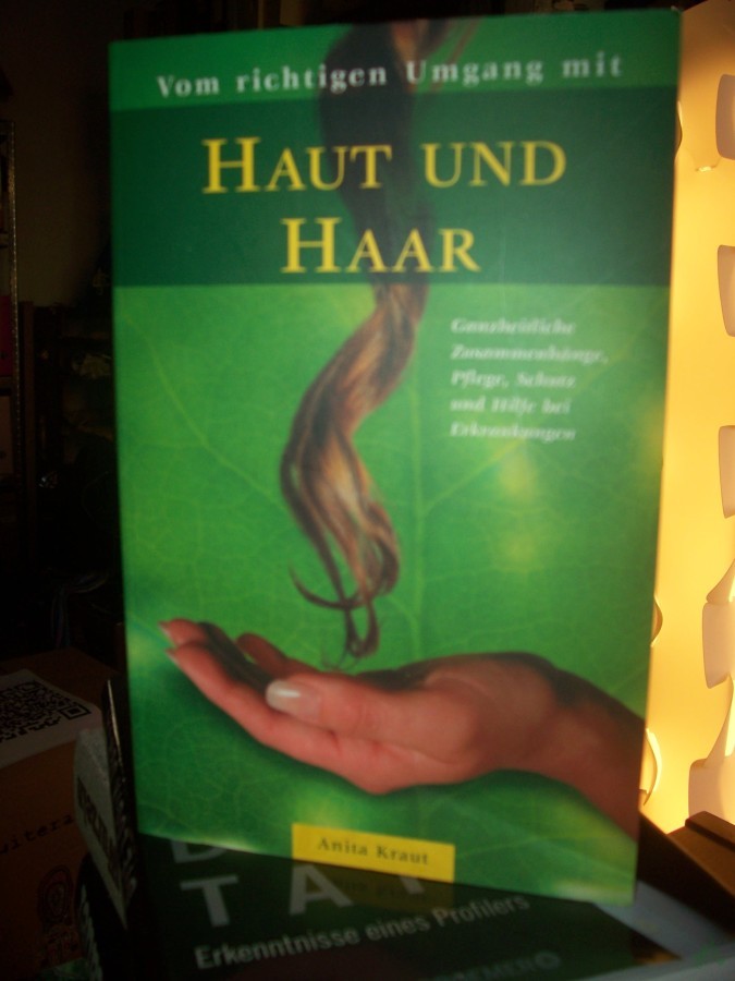 Artikelbild 1 des Artikels “Vom richtigen Umgang mit Haut und Haar : ganzheitliche Zusammenhänge, Pflege, Schutz und Hilfe bei Erkrankungen / Anita Kraut “
