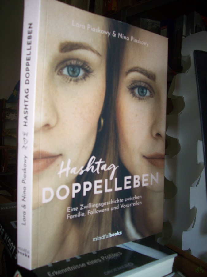 Artikelbild 1 des Artikels “Hashtag Doppelleben : eine Zwillingsgeschichte zwischen Familien, Followern und Vorurteilen / Lara Piaskowy & Nina Piaskowy “