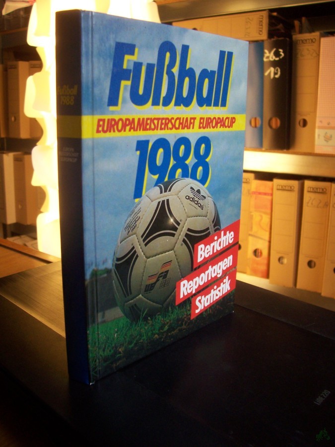 Artikelbild 1 des Artikels “[Fussball neunzehnhundertachtundachtzig] ||Fussball 1988 : Europameisterschaft, Europacup ; Berichte, Reportagen, Statistik / Horst Friedemann ... “