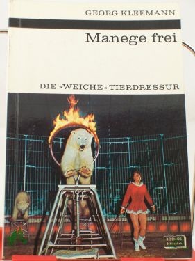 Product image 1 of the product “Manege frei : Die weiche Tierdressur / Georg Kleemann. Mit 8 Fototaf. mit Bildern von K. Zeeb u.a. ”