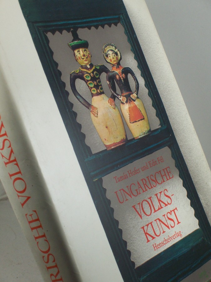 Artikelbild 1 des Artikels “Ungarische Volkskunst / Tamas Hofer u. Edit Fel. Aus d. Ungar. übertr. Henriette u. Geza Engl. Schwarzweissaufnahmen Tamás Kovács. Farbaufnahmen Károly Szelénti “
