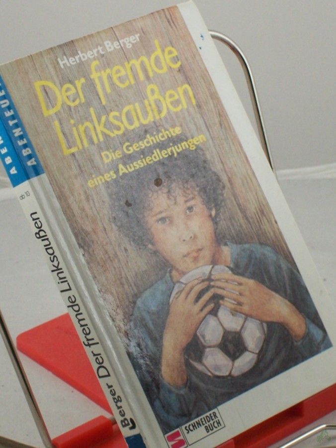 Product image 1 of the product “Der fremde Linksaussen : die Geschichte eines Aussiedlerjungen / Herbert Berger. Illustrationen von Ulrike Heyne ”