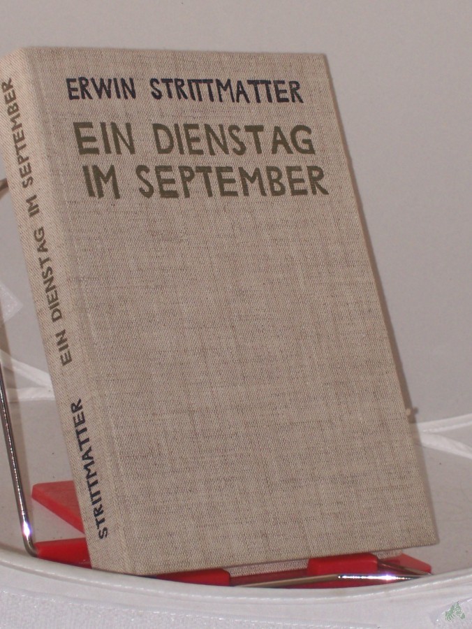 Artikelbild 1 des Artikels “Ein Dienstag im September : 16 Romane im Stenogramm / Erwin Strittmatter. Holzschn. v. Lothar Sell “