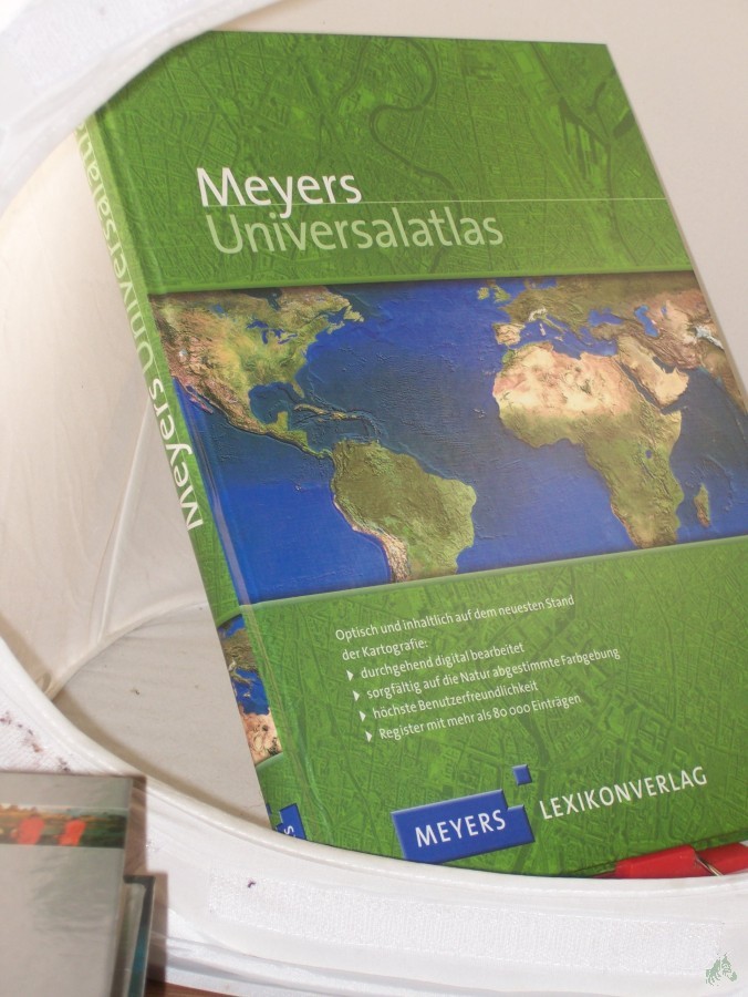 Artikelbild 1 des Artikels “Meyers Universalatlas : optisch und inhaltlich auf dem neuesten Stand der Kartographie: durchgehend digital bearbeitet, sorgfältig auf die Natur abgestimmte Farbgebung, höchste Benutzerfreundlichkeit, Register mit mehr als 80000 Eintragunge “