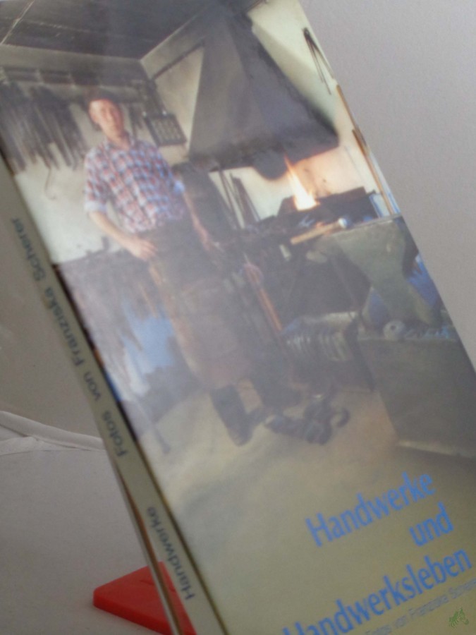 Product image 1 of the product “Handwerke und Handwerksleben / mit Fotos von Franziska Scherer u. literar. Texten ausgew. von Tita Gaehme ”