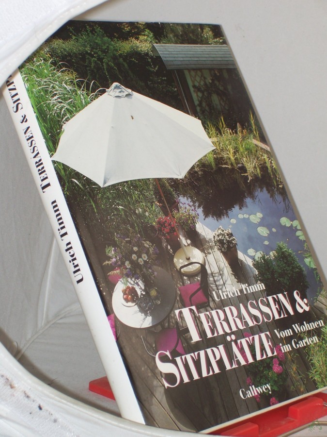 Artikelbild 1 des Artikels “Terrassen & Sitzplätze : vom Wohnen im Garten / Ulrich Timm. Unter Mitarb. von Hannelore Timm. Vorw. von Rosemary Verey “