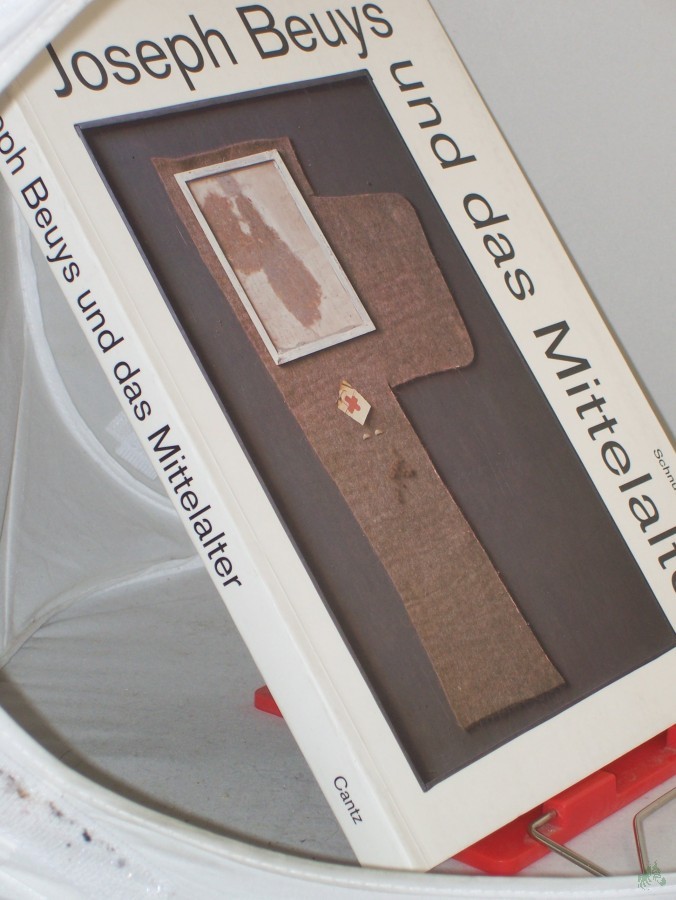 Product image 1 of the product “Joseph Beuys und das Mittelalter : eine Veröffentlichung des Schnütgen-Museums der Stadt Köln ; eine Ausstellung des Schnütgen-Museums, Köln vom 24. Januar bis zum 27. April 1997 in der Cäcilienkirche / hrsg. von Hiltrud Westermann-Angerhau ”